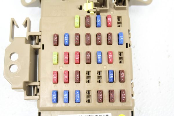 2015-2018 SUBARU IMPREZA WRX STI UNDER DASH FUSE BOX PANEL RELAY 82201VA030 - Image 3