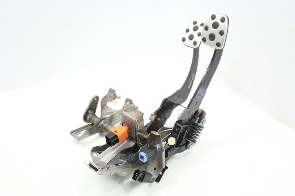 2015-2021 SUBARU WRX & STI BRAKE & CLUTCH PEDAL ASSEMBLY OEM - Image 2