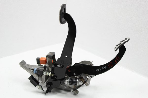 2015-2020 SUBARU WRX & STI BRAKE & CLUTCH PEDAL ASSEMBLY OEM - Image 4