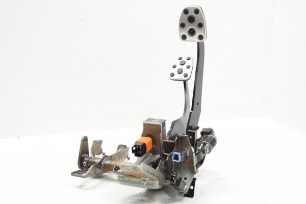 2015-2020 SUBARU WRX & STI BRAKE & CLUTCH PEDAL ASSEMBLY OEM - Image 2