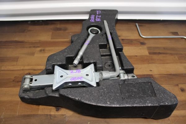 2020 SUBARU BRZ TS EMERGENCY SPARE TIRE JACK & TOOL KIT OEM - Image 2