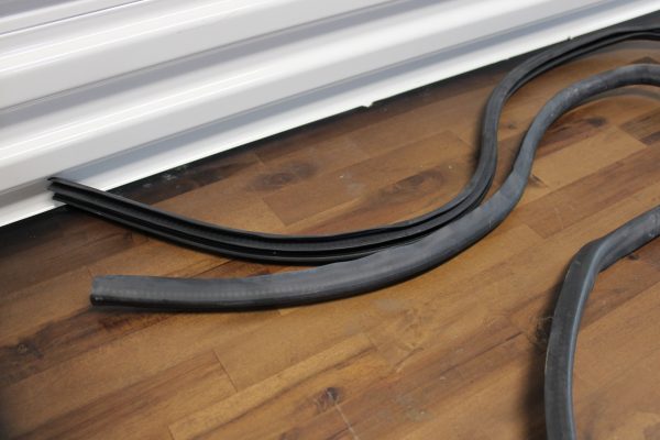 2020 SUBARU BRZ TS RH LOWER RUBBER WEATHER SEAL STRIP PASSENGER SIDE 63511CA001 - Image 2