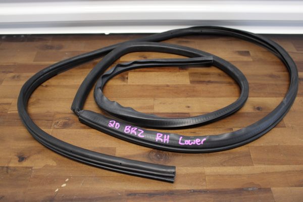 2020 SUBARU BRZ TS RH LOWER RUBBER WEATHER SEAL STRIP PASSENGER SIDE 63511CA001 - Image 4