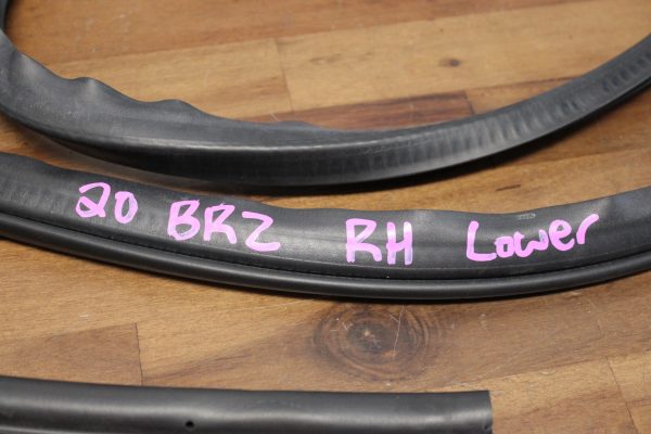 2020 SUBARU BRZ TS RH LOWER RUBBER WEATHER SEAL STRIP PASSENGER SIDE 63511CA001 - Image 5