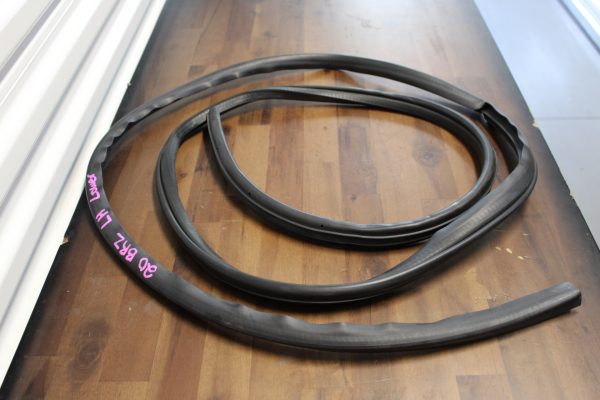 2020 SUBARU BRZ TS LH LOWER RUBBER WEATHER SEAL STRIP DRIVER SIDE 63511CA011 - Image 2